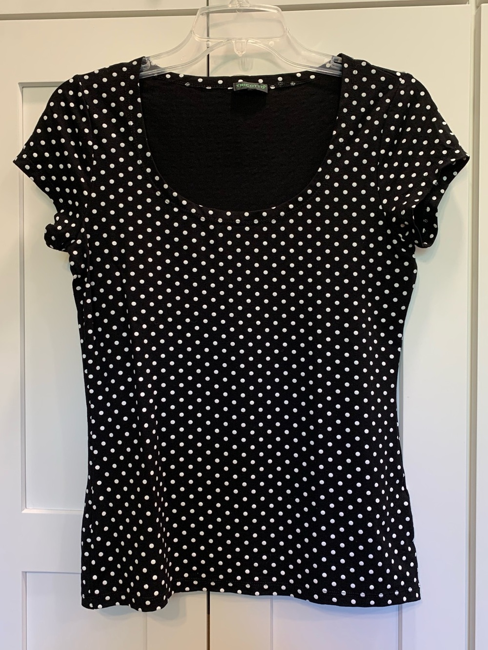 TRICOTTO Black And White Polka Dot Top Scoop Neck Short Sleeves Fitted Stretches